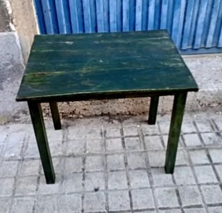 Mesa auxiliar de madera verde