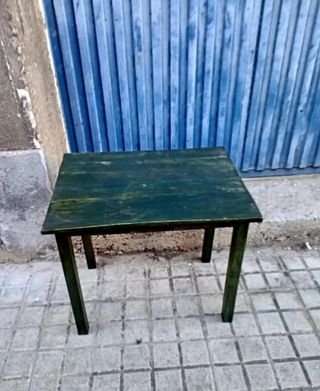 Mesa auxiliar de madera verde