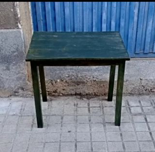 Mesa auxiliar de madera verde