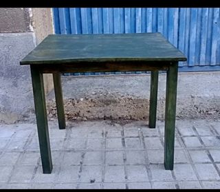 Mesa auxiliar de madera verde