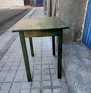 Mesa auxiliar de madera verde