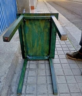 Mesa auxiliar de madera verde