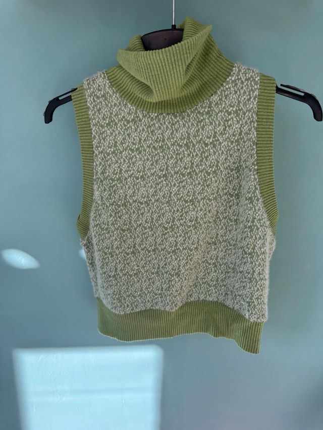 Chaleco verde de punto con cuello alto