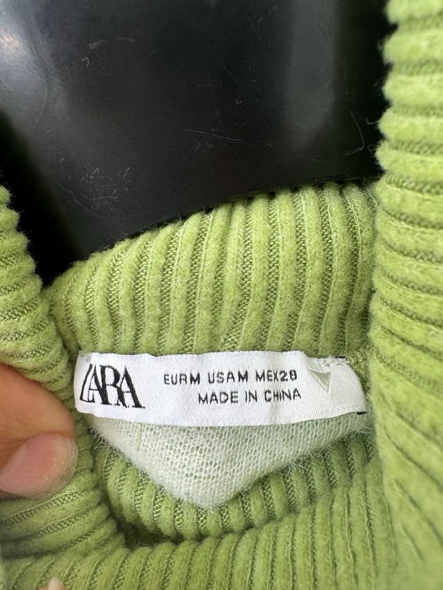 Chaleco verde de punto con cuello alto