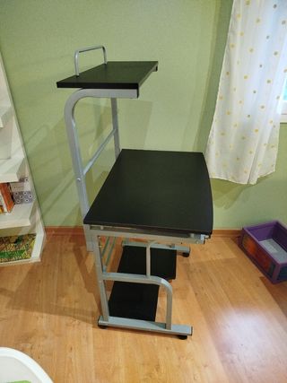 Escritorio con bandeja plegable