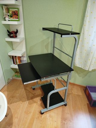 Escritorio con bandeja plegable