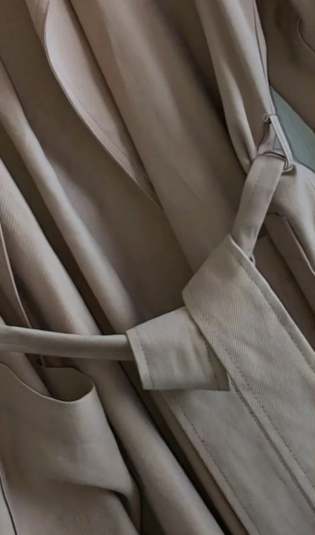 Trench coat regolabile