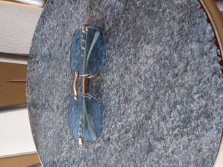 Gafas de sol azules con montura dorada