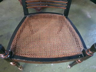 Silla antigua vintage madera y rejilla