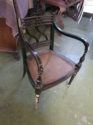 Silla antigua vintage madera y rejilla