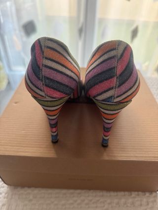 Zapatos de tacón de rayas multicolor