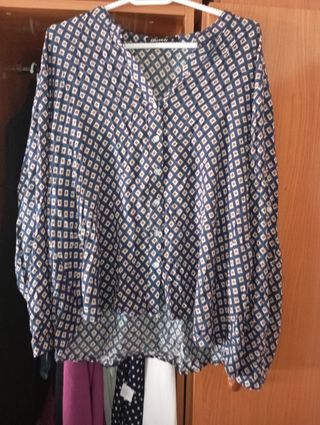Dos blusas estampadas