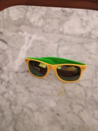 Gafas de sol amarillas y verdes