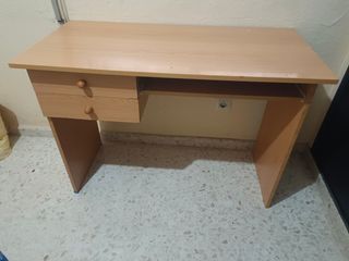 Escritorio de madera con cajones