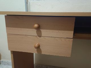 Escritorio de madera con cajones