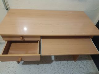 Escritorio de madera con cajones