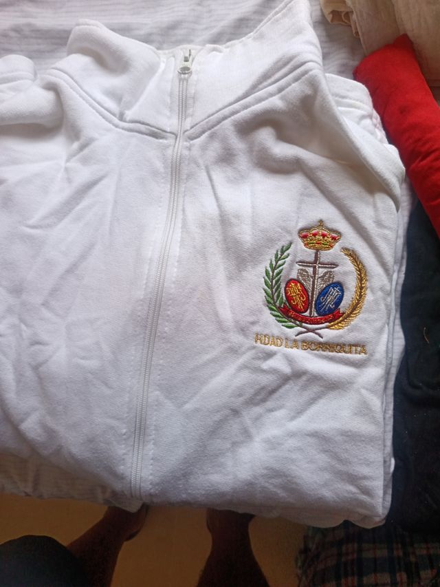 Sudadera blanca con escudo bordado y camiseta