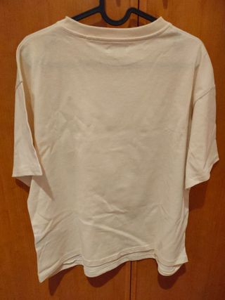 Camiseta Beige con Estampado de Flores y Globo