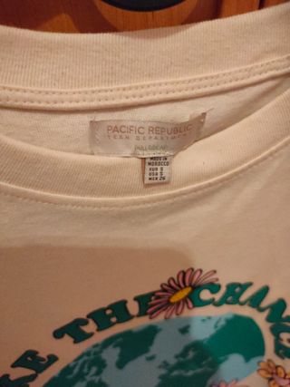 Camiseta Beige con Estampado de Flores y Globo