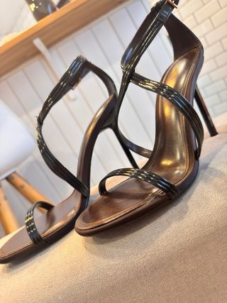 Sandalias de tacón acharoladas