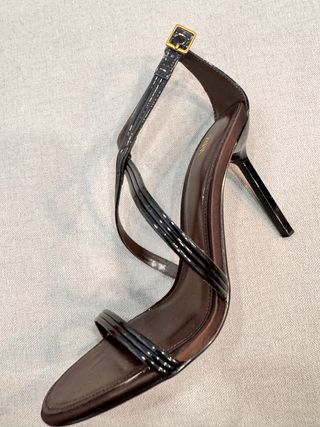 Sandalias de tacón acharoladas