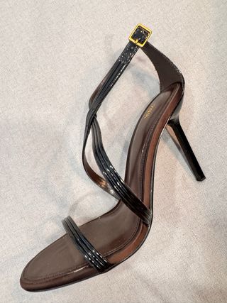 Sandalias de tacón acharoladas