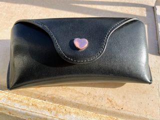 Funda para gafas negra con corazón