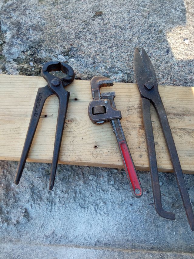 Herramientas antiguas de fontanería y corte