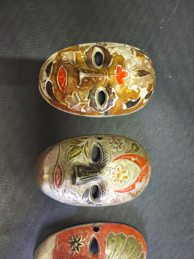 Set di 3 maschere decorative in metallo