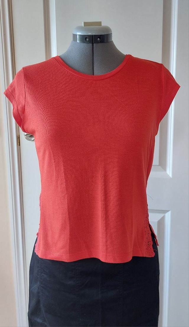 Camiseta roja con detalles de encaje