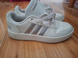 Zapatillas Adidas crema y Plateadas