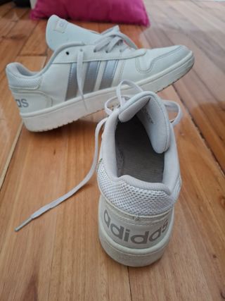 Zapatillas Adidas crema y Plateadas