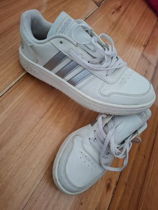 Zapatillas Adidas crema y Plateadas