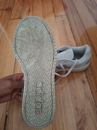 Zapatillas Adidas crema y Plateadas