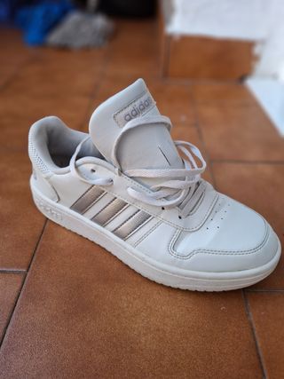 Zapatillas Adidas crema y Plateadas