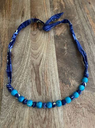 Collar africano con cuentas azules