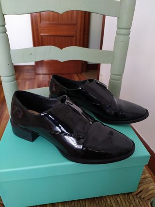 Zapatos charol Zara negros con cremallera