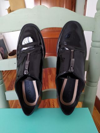 Zapatos charol Zara negros con cremallera