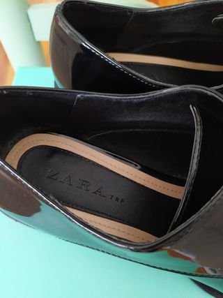 Zapatos charol Zara negros con cremallera