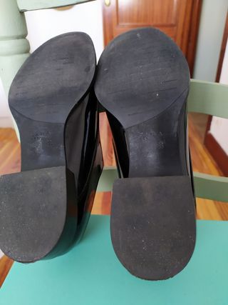 Zapatos charol Zara negros con cremallera