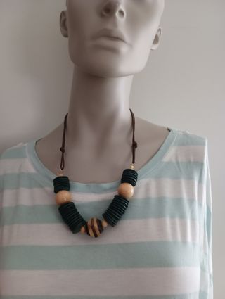 Collar de cuentas de madera