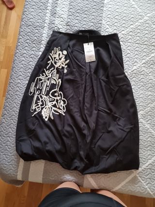 Falda Negra Zara con Bordado
