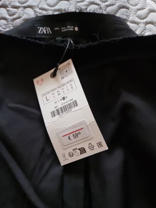 Falda Negra Zara con Bordado