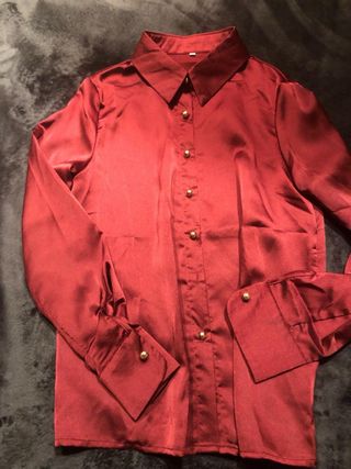 Camisa de satén roja para mujer
Envío por Correo.