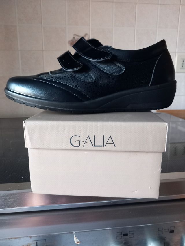 Mocassino donna nero con velcro