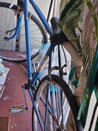 Bicicleta de carretera azul