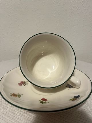 Taza de porcelana con flores. San Claudio