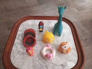 Lote de juguetes: Smurf, dinosaurio, etc.