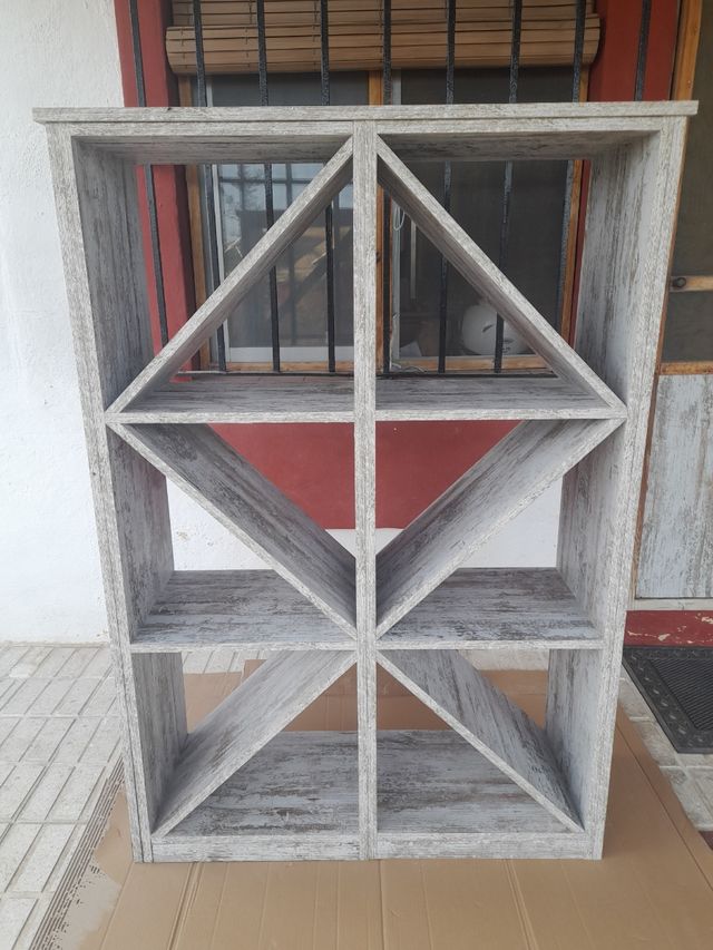 Estantería de vinos de madera beige