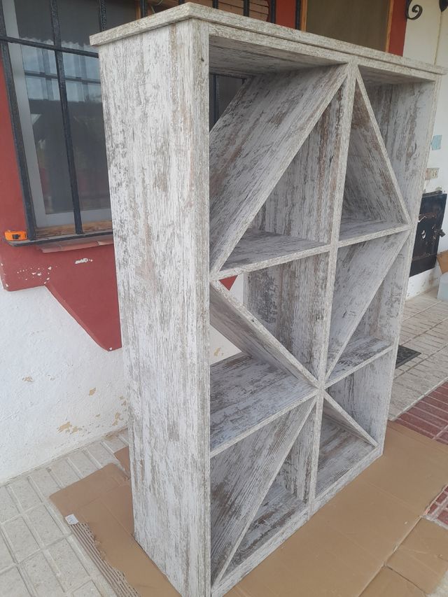 Estantería de vinos de madera beige